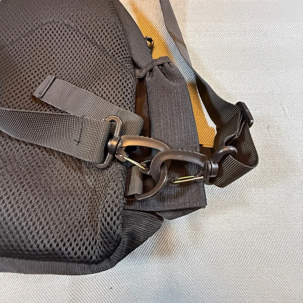 Duchamp London Mens Black Crossbody Sling Bag Tech Fabric Padded Mesh Back 2251